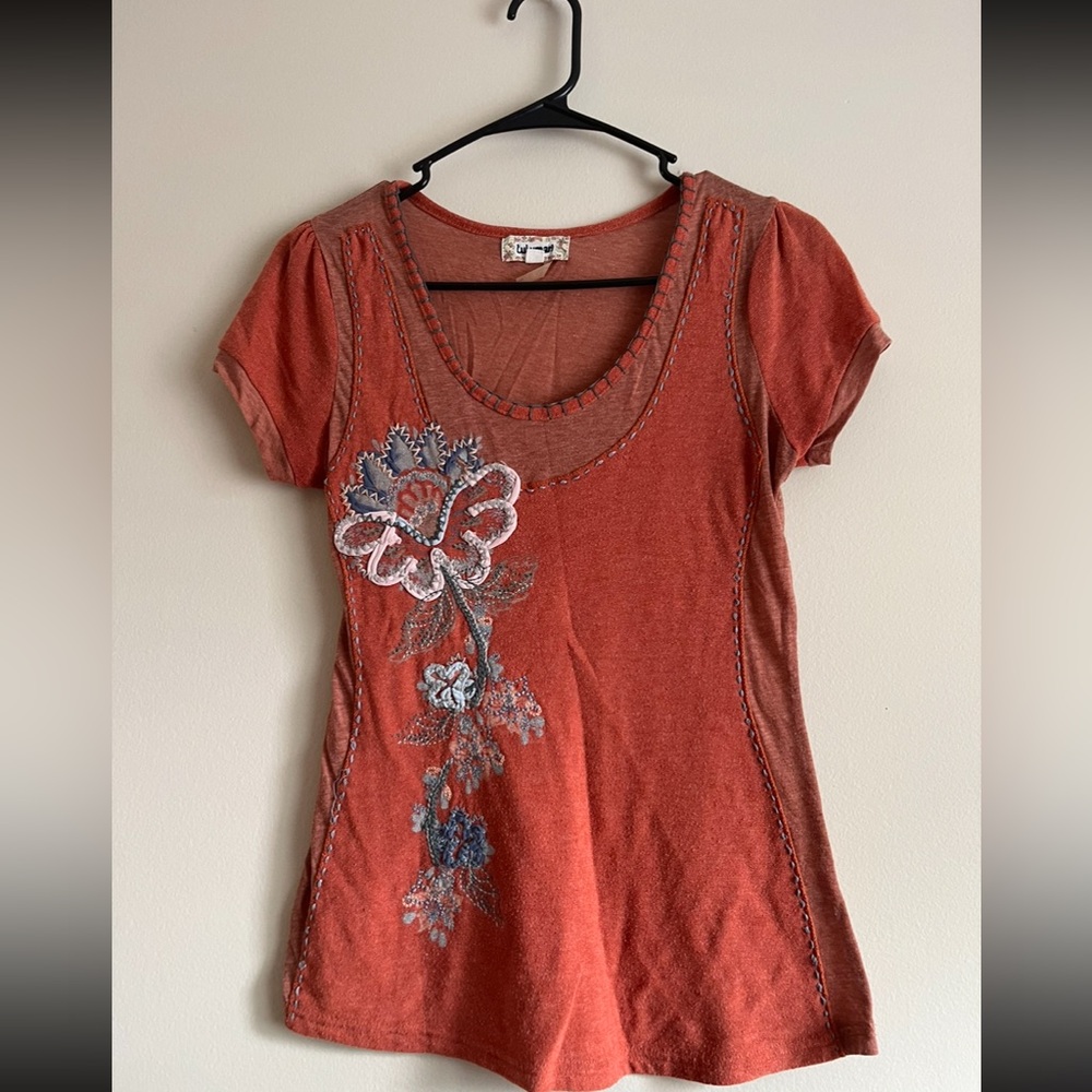 Lulumari Embroidered Flower Top